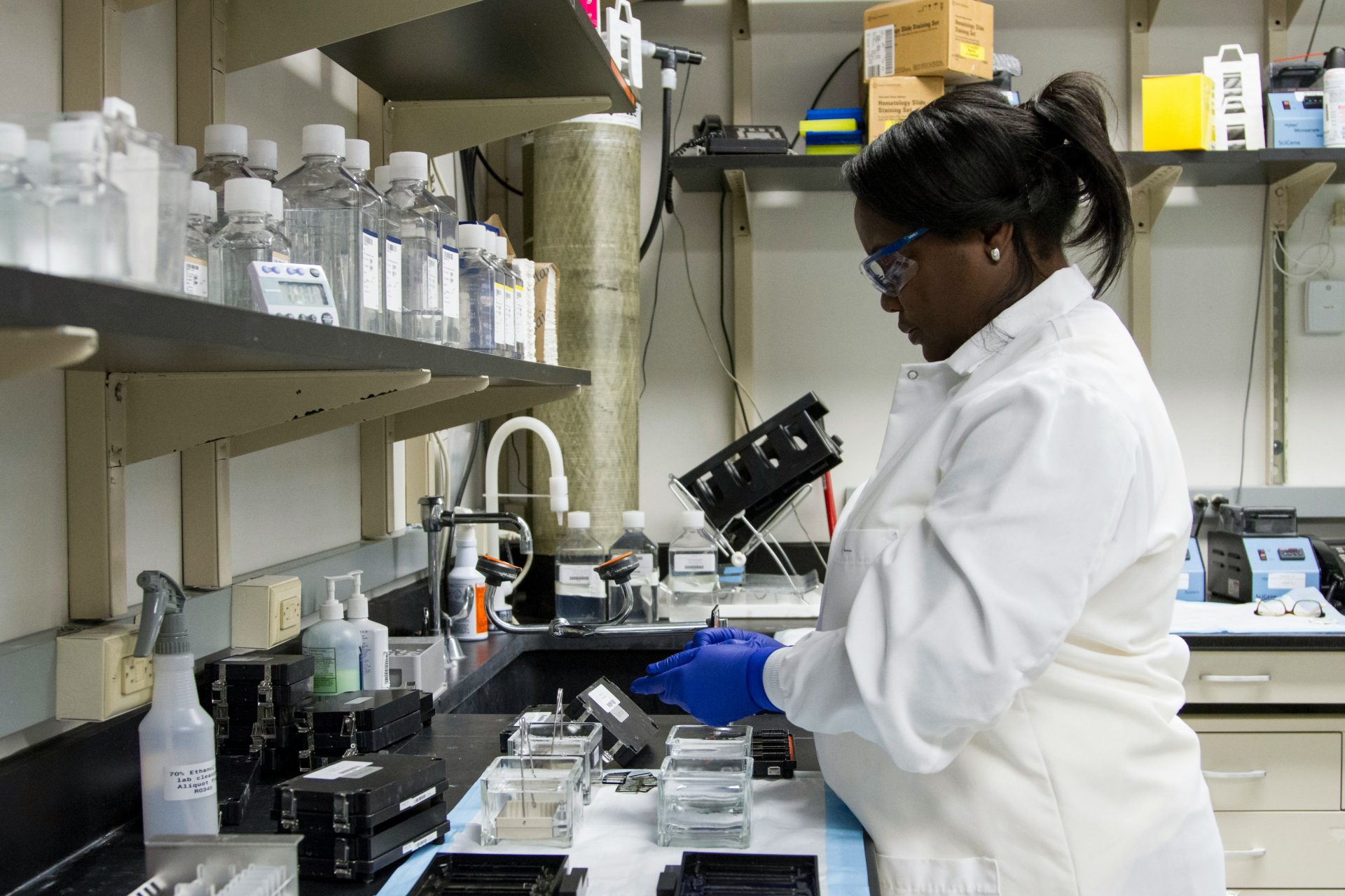 Mujer en un laboratorio